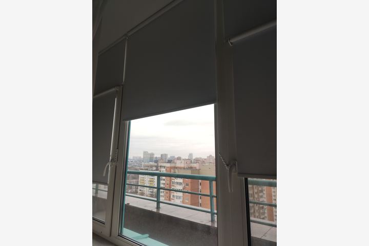 Рулонные шторы на створку окна