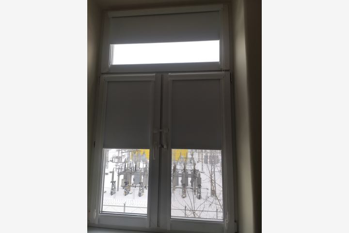 Рулонные шторы на створку окна