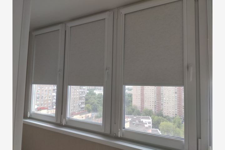 Рулонные шторы на створку окна